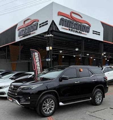 TOYOTA HILUX SW4 2.8 D-4D TURBO DIESEL SRX 4X4 AUTOMÁTICO TOYOTA HILUX SW4 2.8 D-4D TURBO DIESEL SRX 4X4 AUTOMÁTICO